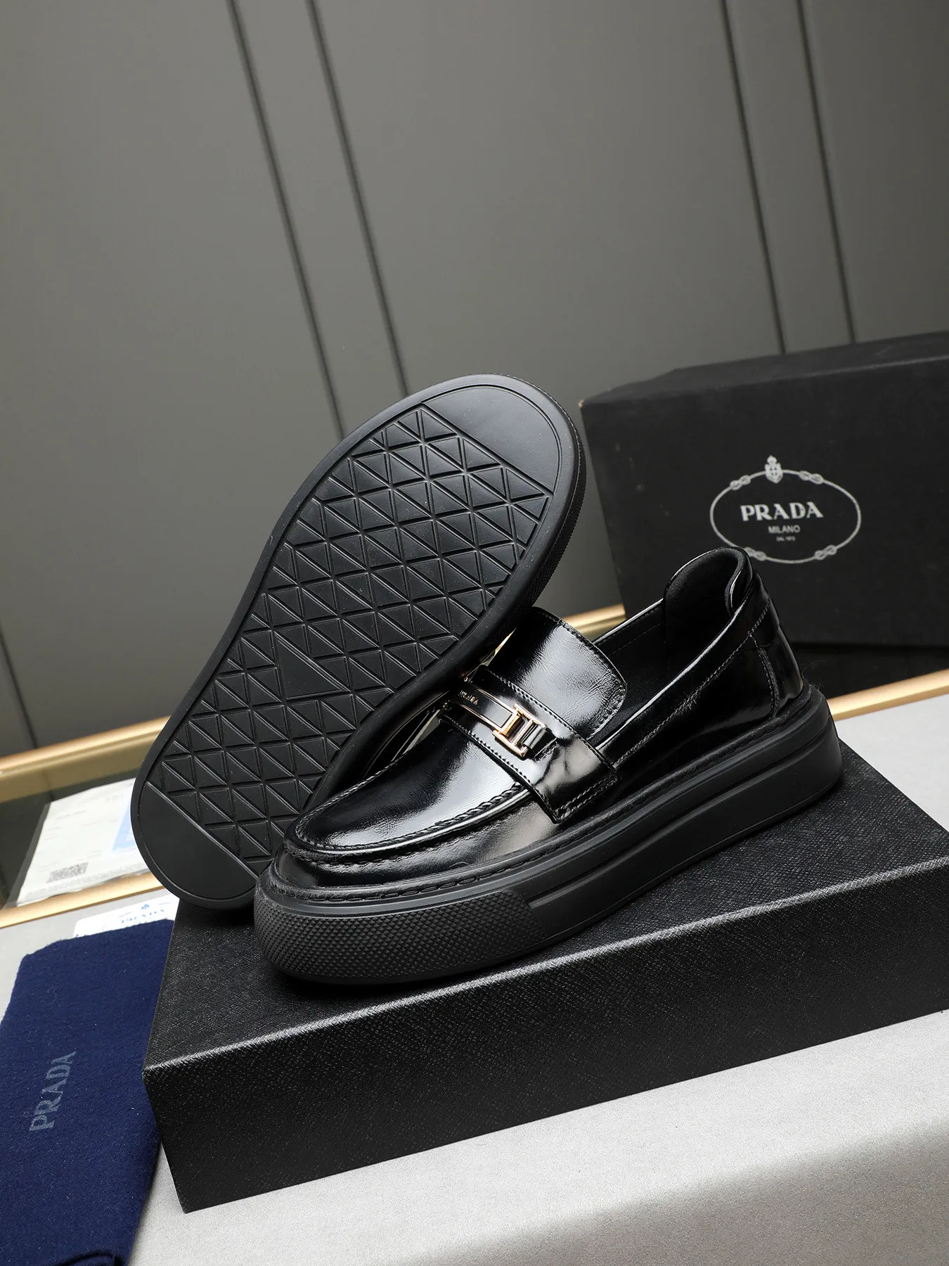 Men's Men's Shoes 💰500 Prada/Prada Men's new casual shoes, this upper is made of imported calfskin + sheep lining! The outsole is made of non-slip foam outsole, which feels good on your feet and is a fashionable and stylish item!  Size: 38-44 (45 customized)